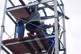 Glocke wird befestigt